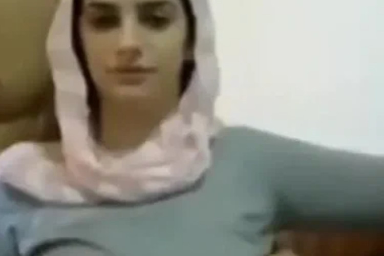 Videosunu Izleyin Köylü Türbanlının Ifşa Viral Olmak Için Başlığını Çıkarırken Kameraya Çekildi