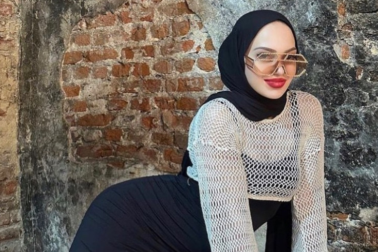 Video Başörtüsünden Çıkan TikTok Fenomeni Esra Rabia Ünal En Sıcak Tartışmaları Yapıyor